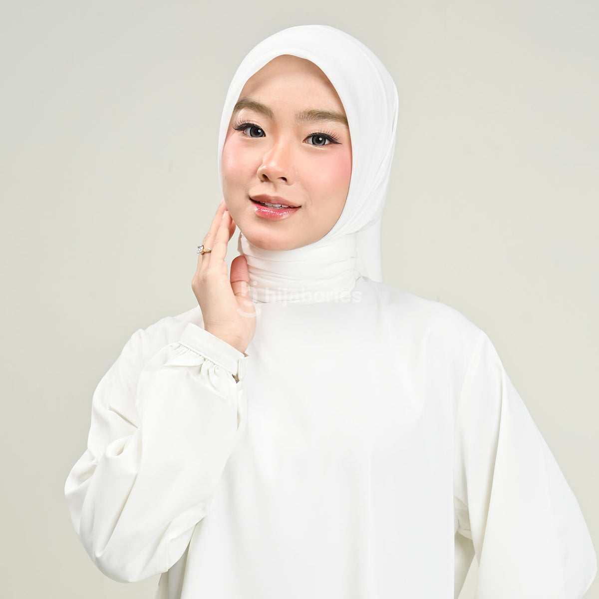 Baby Voal Square Hijaberies – Hijab Segi Empat Voal Premium Polos 110x110 cm, Tebal, Tidak Menerawang & Mudah Dibentuk