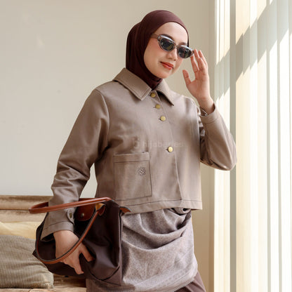 Hijaberies - Pocket Blouson (Semi Blazer Crop Collar Bahan Denim dengan Tampilan Kerah yang Unik)