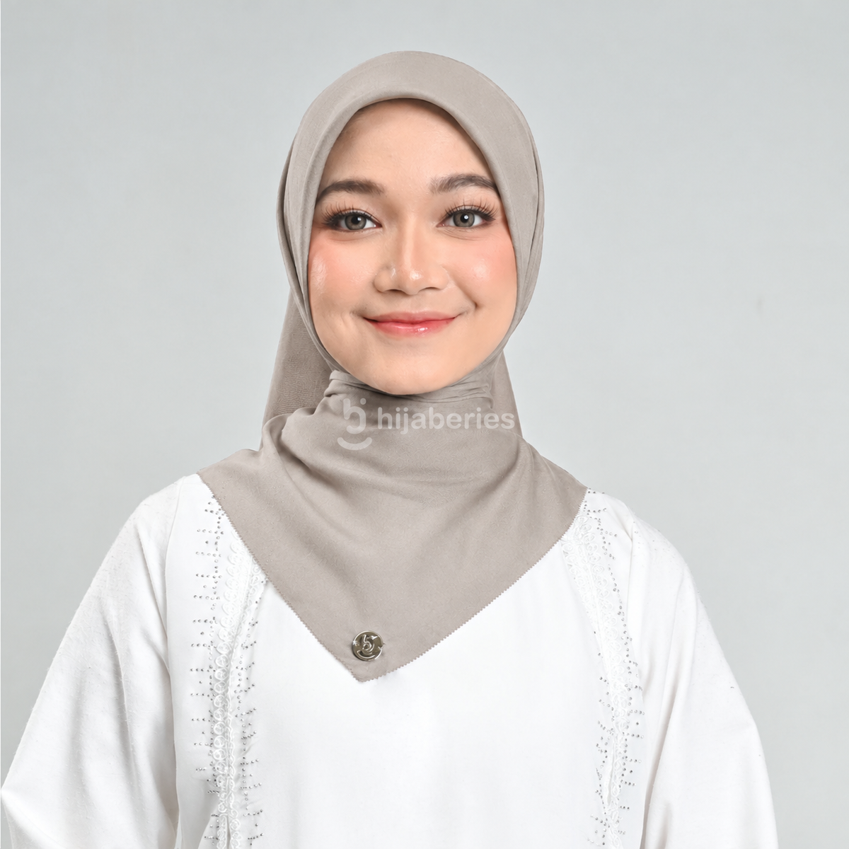 Emily Paris Plain Hijaberies – Kerudung Segi Empat Paris Voile Premium 110x110 cm, Elastis, Ringan & Tidak Menerawang