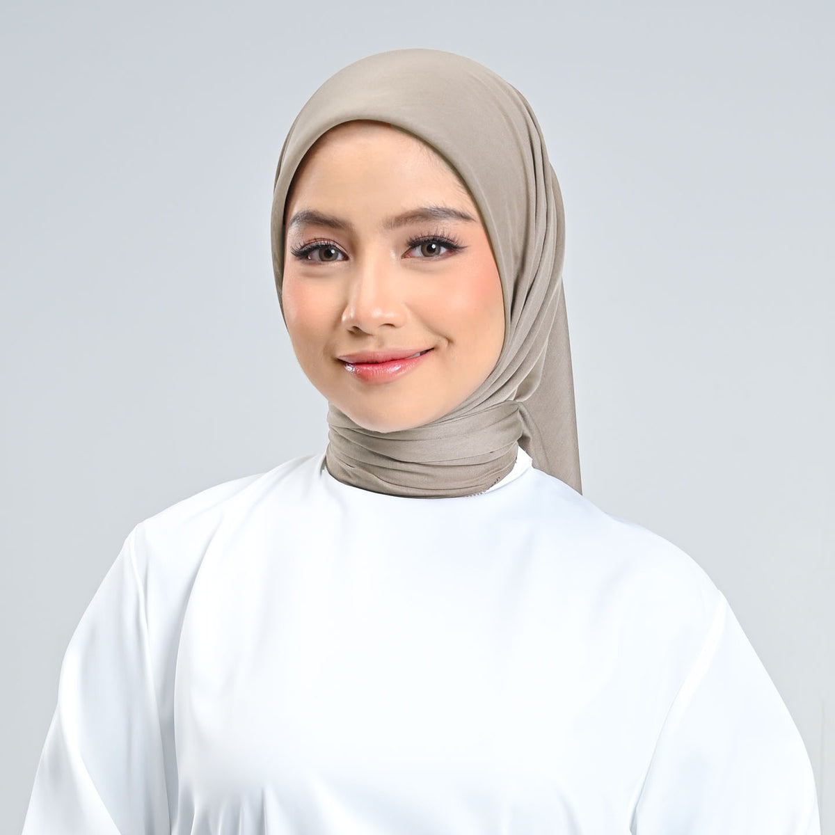 Emily Paris Plain Hijaberies – Kerudung Segi Empat Paris Voile Premium 110x110 cm, Elastis, Ringan & Tidak Menerawang
