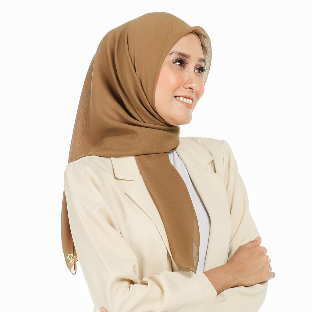 Nura Square Pollycotton Logo Metal Hijaberies (BUTTERNUT)