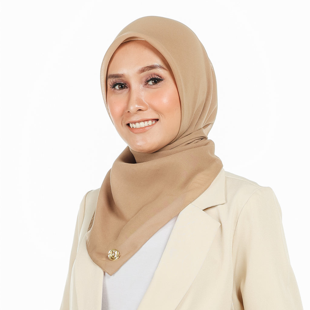 Nura Square Pollycotton Logo Metal Hijaberies (CAMEL)