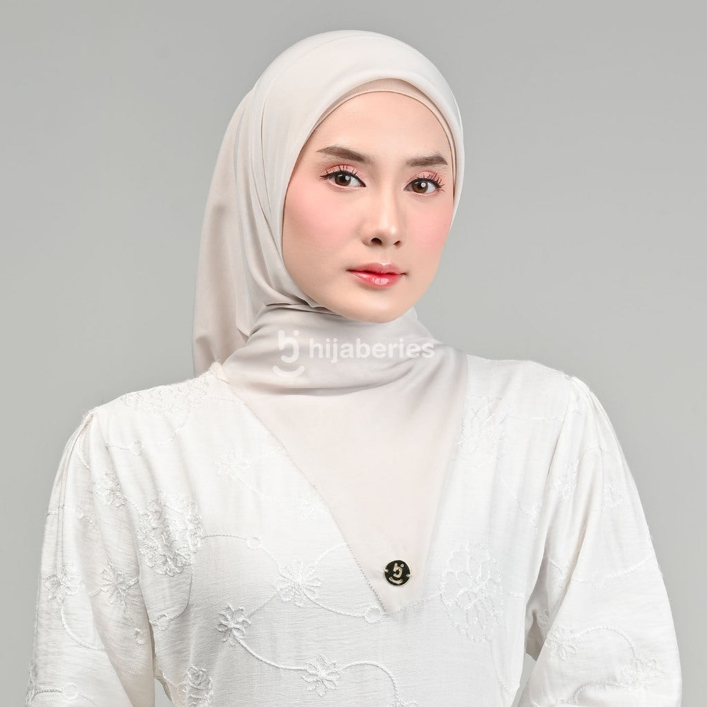 Emily Paris Plain Hijaberies – Kerudung Segi Empat Paris Voile Premium 110x110 cm, Elastis, Ringan & Tidak Menerawang