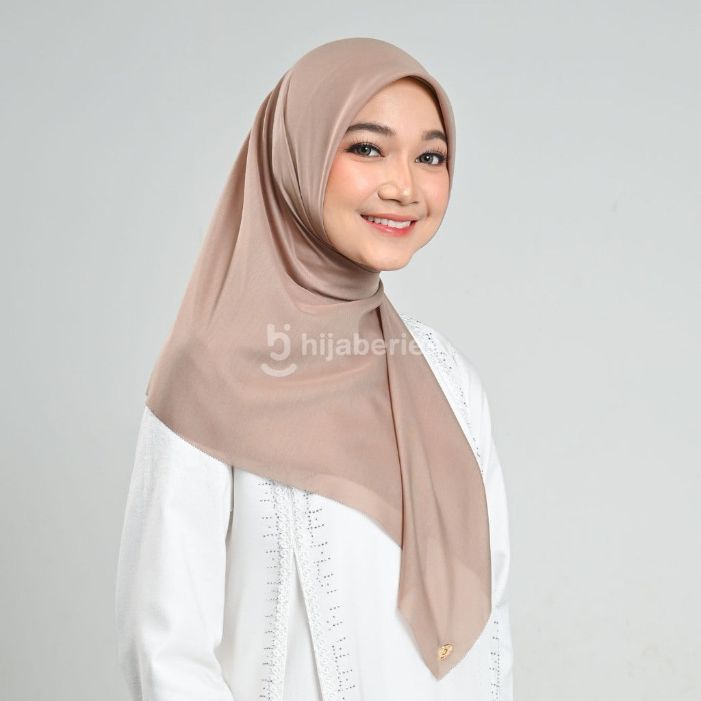 Hijaberies - Emily Paris Plain LC (Hijab Segiempat Paris Voile)